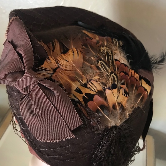 DELIGHTFUL 1940s\' BROWN FELT HAT WITH GROSGRAIN BOWS, FEATHER SPRAY + VEIL
